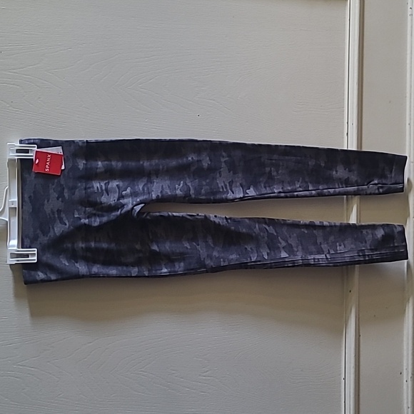 NEW SPANX Look at Me Now Seamless Leggings, Black Camo, Sz M - Picture 2 of 7